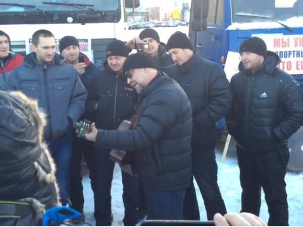 Юрий Шевчук спел в лагере бастующих дальнобойщиков в Химках