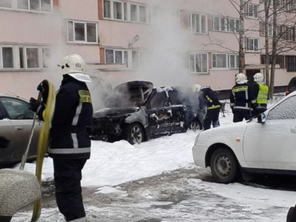 Очевидцы: На Просвещения взорвалась машина