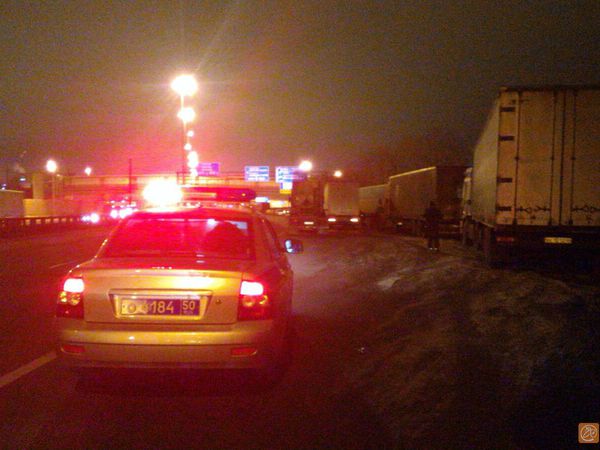 Северную колонну протестующих фур в Зеленограде машины ДПС выдавили с точки построения