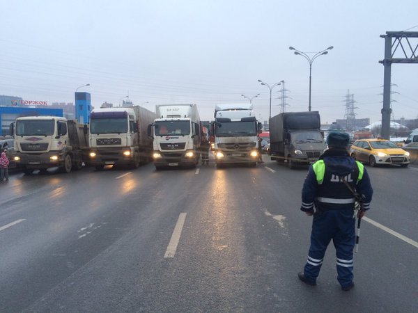 Все полосы МКАД перекрыты в ходе акции дальнобойщиков