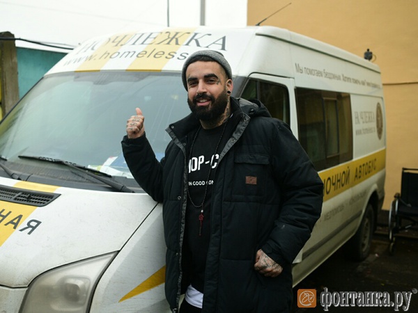 Петербургским бездомным сделал прически всемирно известный мастер