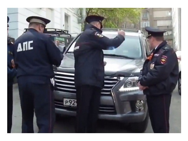 Депутат от "ЕдРа" "при смерти" пытается въехать в толпу демонстрантов на джипе