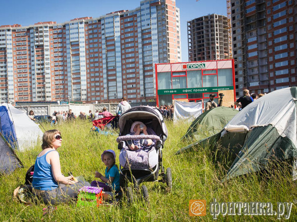 Дольщики ГК "Город" разбили палаточный городок рядом с недостроями