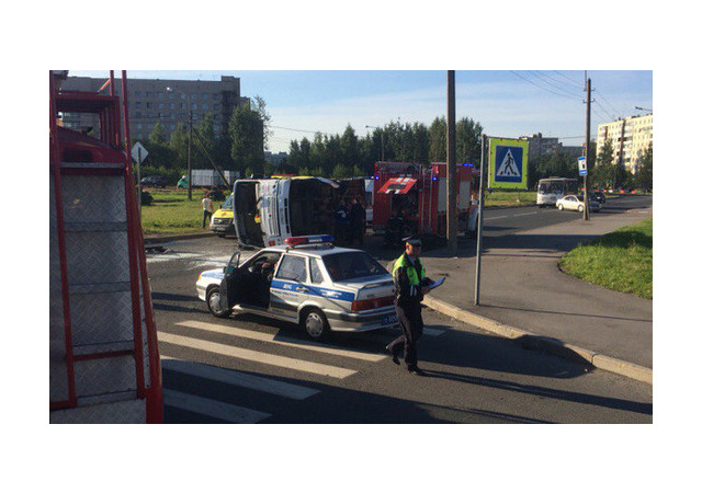 Очевидцы: На Солидарности легковушка перевернула маршрутку