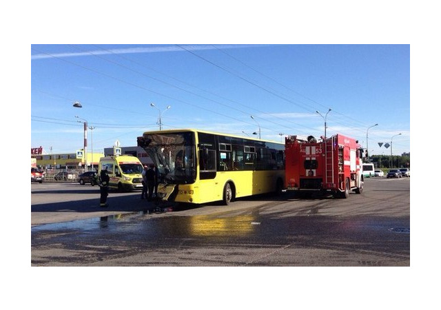 «Транзит» изуродовал автобус на Богатырском