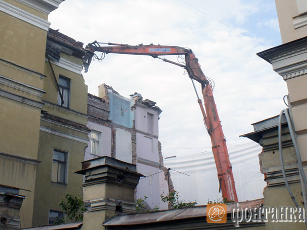 На Театральной площади сносят бывшую больницу Николая Чудотворца