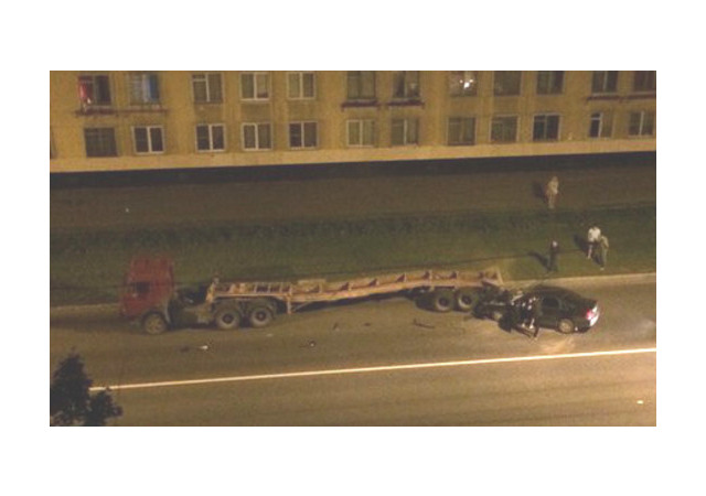 На Зины Портновой Volvo влетел в КАМАЗ. Водителя пытались спасти очевидцы