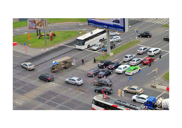 Перевозившая мебель "ГАЗель" попала в ДТП в Купчино