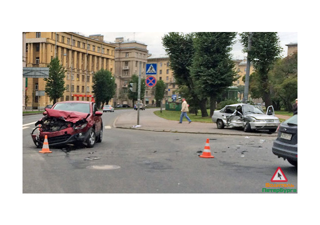 Отключенный светофор спровоцировал ДТП на Краснопутиловской