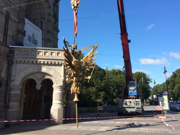 С Суворовского музея сняли золотого орла