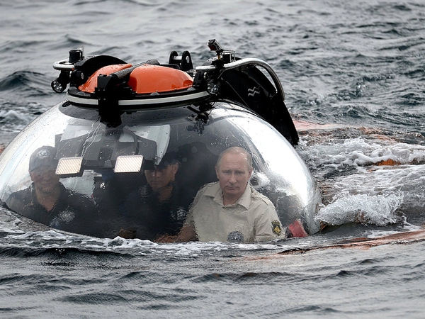 Президент России поздравил географов со дна Черного моря