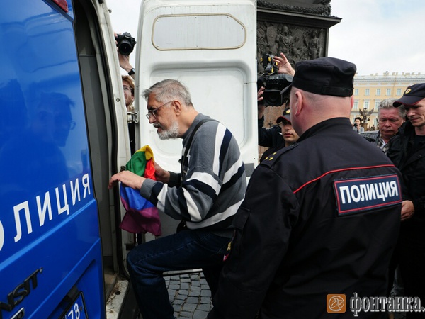 Одиночные пикеты на Дворцовой закончились задержанием троих ЛГБТ-активистов