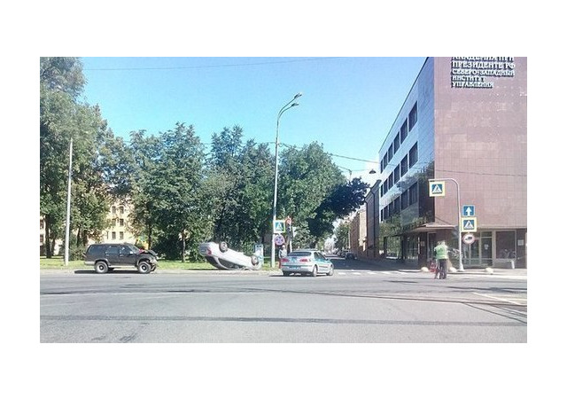 В ДТП с перевёртышем на Обводном пострадала маленькая девочка