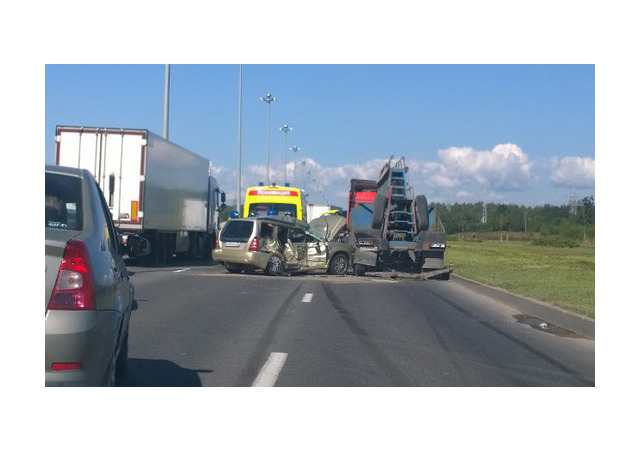 Subaru влетела в фуру на Парашютной, собралась пробка