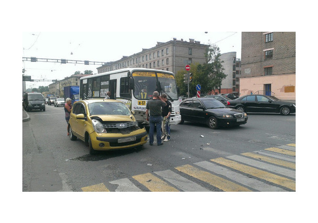 Водитель «Ниссана» оказался весь в краске после ДТП с маршруткой