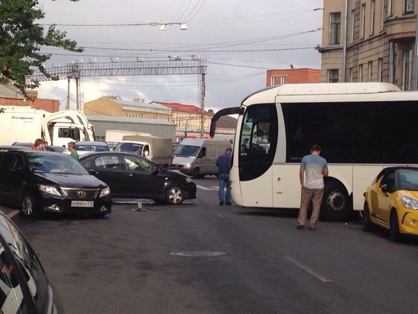 Массовое ДТП на Расстанной: автобус врезался в дом