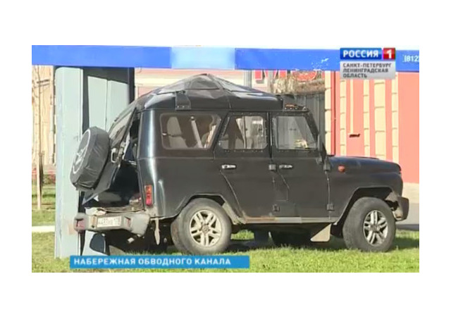 Столб на Обводном «принял» УАЗ. Водителя и пассажира спас ангел