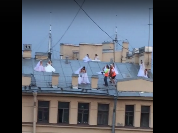 Невесты массово удили в небе