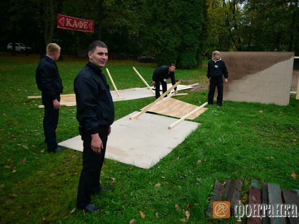 Картины аэрографов в Приморском парке Победы побросали в грязь