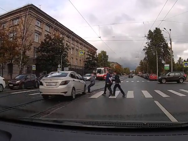 На Политехнической иномарка едва не сбила детей на переходе