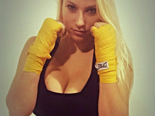 Бойцу MMA помешала большая грудь