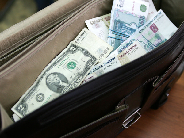 Зарплату чиновников так снизили, что она увеличилась