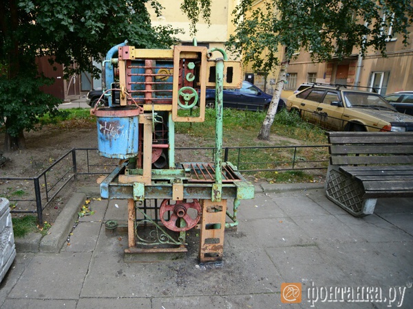 Скульптуру дворника на 4-й Красноармейской оставили без головы