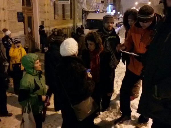 В Петербурге сотни родителей ночуют у МФЦ, чтобы записать детей в первые классы