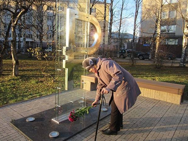 В соцсетях про рубль еще шутят