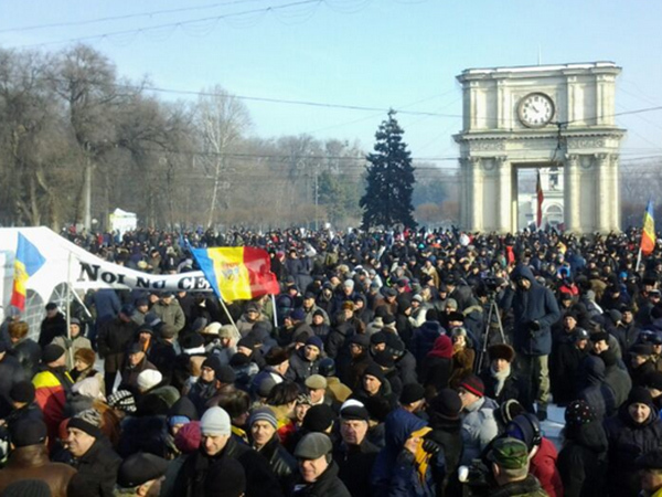 В Кишиневе протестующие заблокировали здание парламента