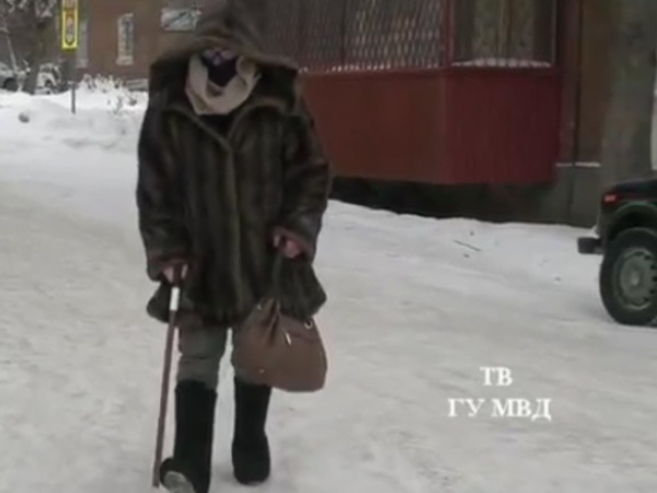 Полицейский переоделся бабушкой, чтобы поймать грабителя
