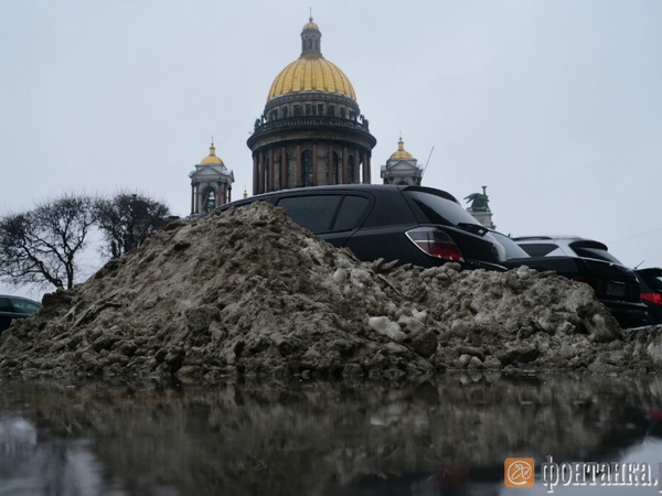 Смольный: Слякоть и снег убирает тысяча единиц техники