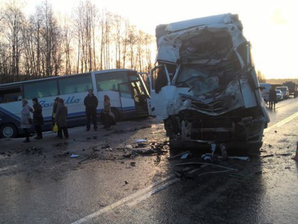 При столкновении автобуса и фуры на "Скандинавии" травмы получили более 20 человек
