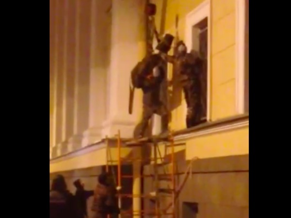 За снятием доски Маннергейма следила полиция