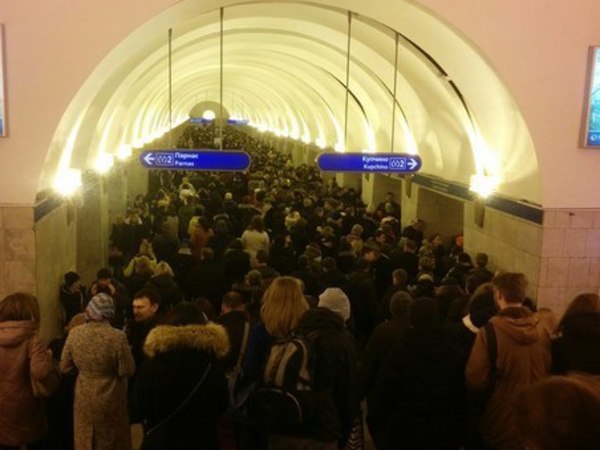 Неисправность оборудования метро вызвала коллапс на синей ветке
