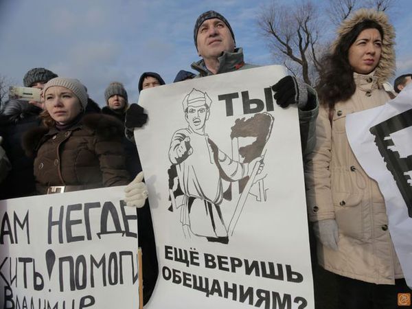 На митинг дольщиков "СУ-155" на Марсовом поле вышло около 300 человек