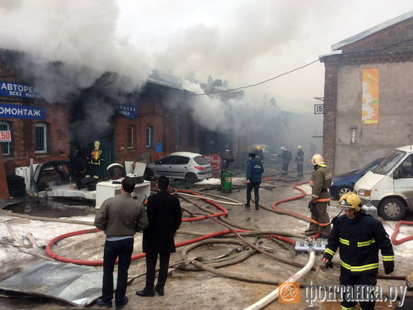 Площадь пожара на Лиговском выросла до 150 кв. метров