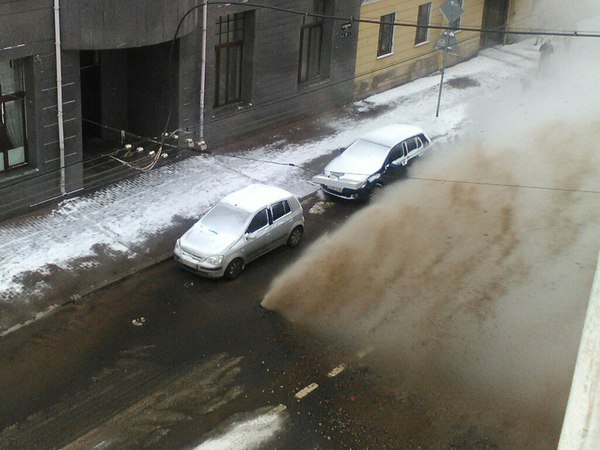 На 5-й Советской улице - фонтан горячей воды
