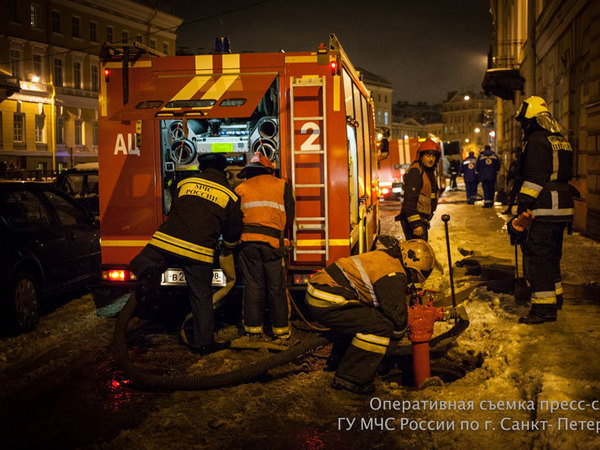 14 расчетов тушили пожар в здании на Мойке