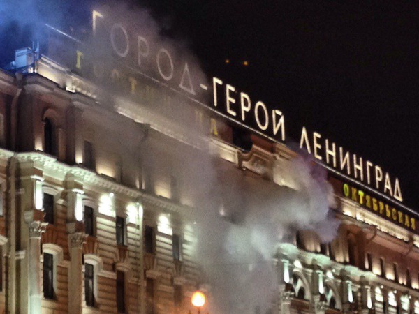 Очевидцы: У гостиницы "Октябрьская" семь пожарных расчетов
