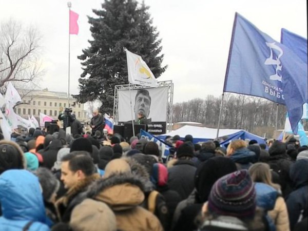 На Марсовом поле в митинге памяти Немцова принимают участие от 500 до 1000 человек