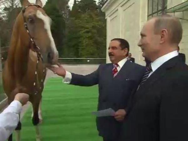 Король Бахрейна подарил Путину меч и получил коня