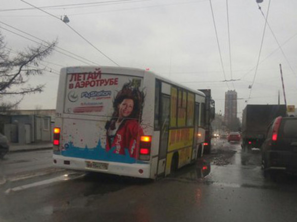На Седова маршрутный автобус провалился под асфальт