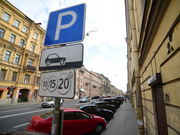 Смольный решил переплюнуть Москву по количеству платных парковок