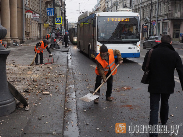 Чтобы отбить штукатурку, пришлось несколько раз перекрывать Невский
