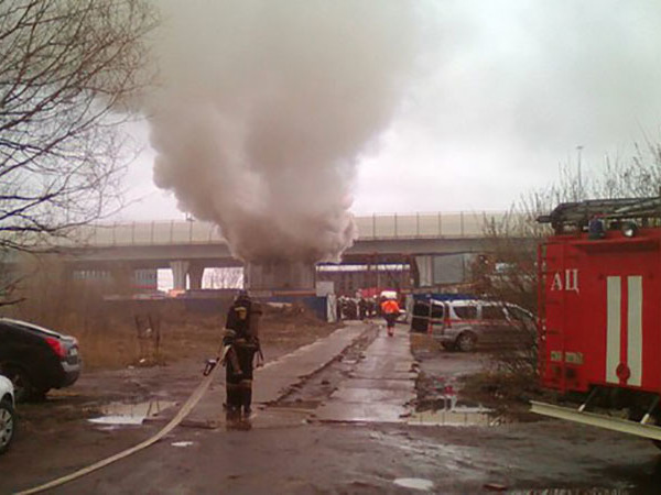 В Обухово горит шахта метро
