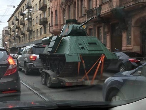 В центре Петербурга заметили легкий танк