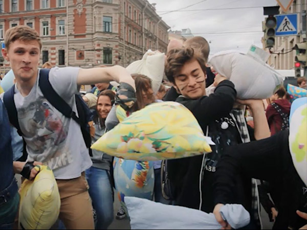 У ТЮЗа 100 человек дрались подушками