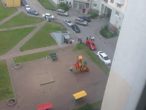 В Петербурге полицейский стрелял во время задержания на детской площадке