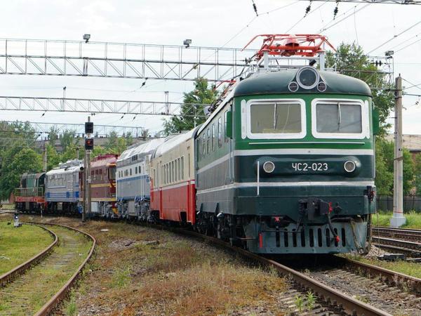 Из Музея ОЖД «паровозиком» увезли ретролокомотивы